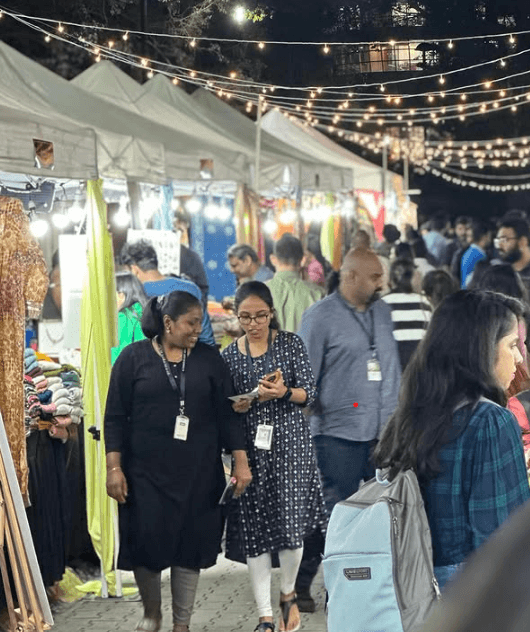 Under the twinkling fairy lights ✨ Night markets hit different! Huge crowds, amazing food, and endless shopping stalls. #NightMarket #FleaMarket #ShoppingNight #BlissPopUp